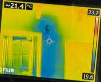 Thermal image of a wall with a cold vertical stripe